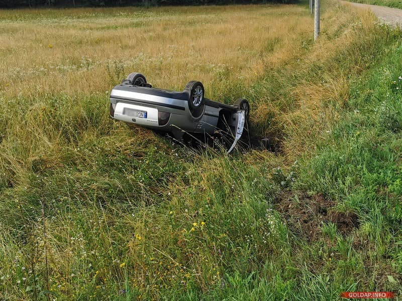 Volkswagen na dachu, kierowcy brak